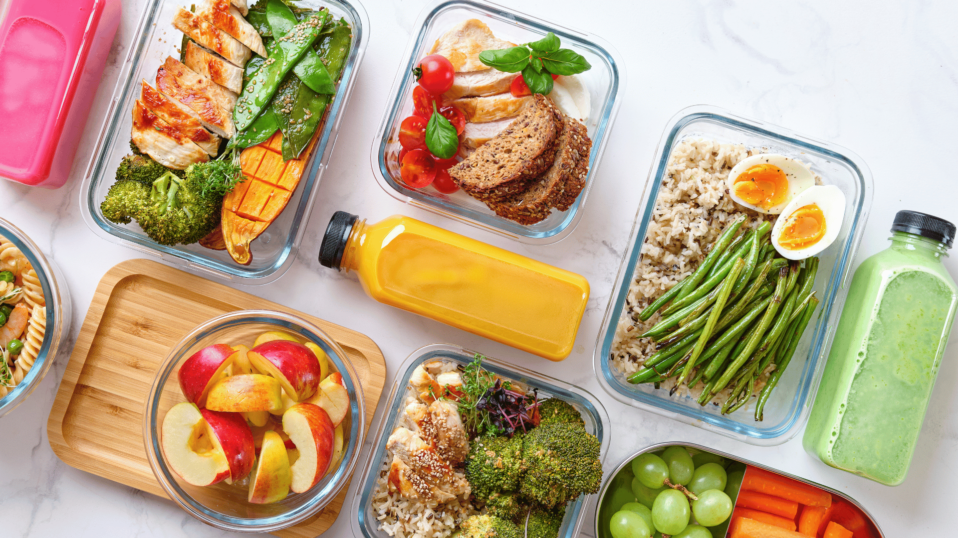 Trainer reviewing a shared meal plan with a client using {%PRODUCT NAME%}