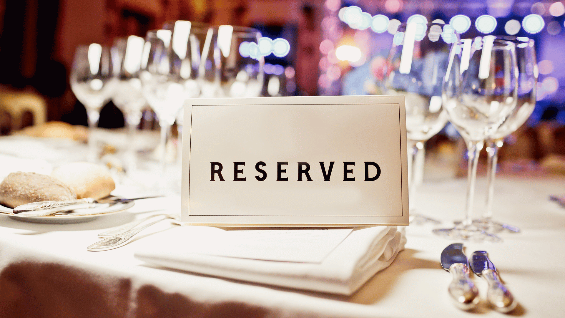 A cozy food community table symbolizing {%PRODUCT NAME%}’s private tables feature